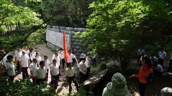 調(diào)整大小 8.1、參觀春秋嶺戰(zhàn)斗遺址.JPG