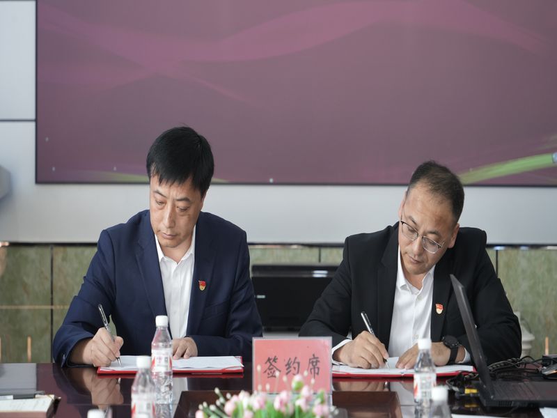 03.2簽訂《黨風廉政建設“一崗雙責”責任書》.JPG